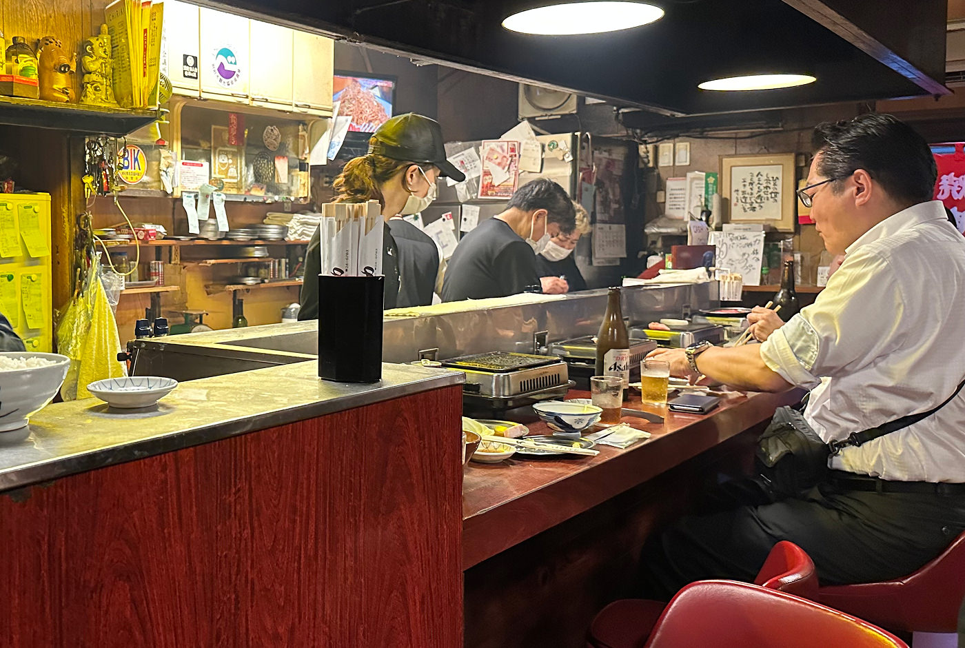 Stökig bardisk på ett litet matställe som serverar yakiniku.