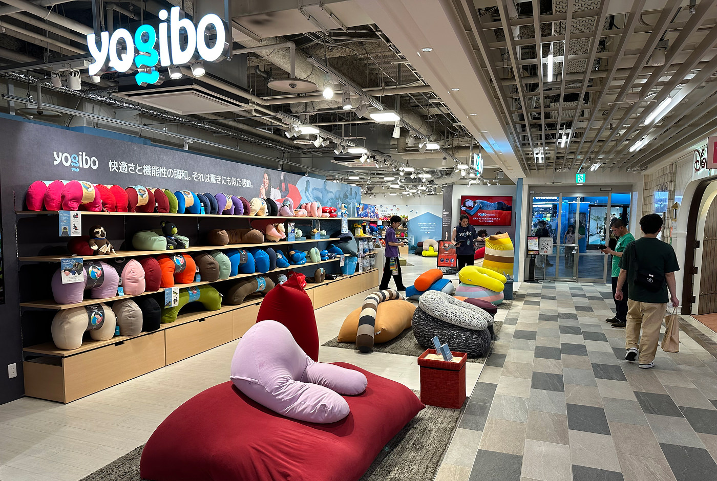 En butik med skylten "Yogibo" som säljer stora och små färggranna sittdynor och nackstöd.