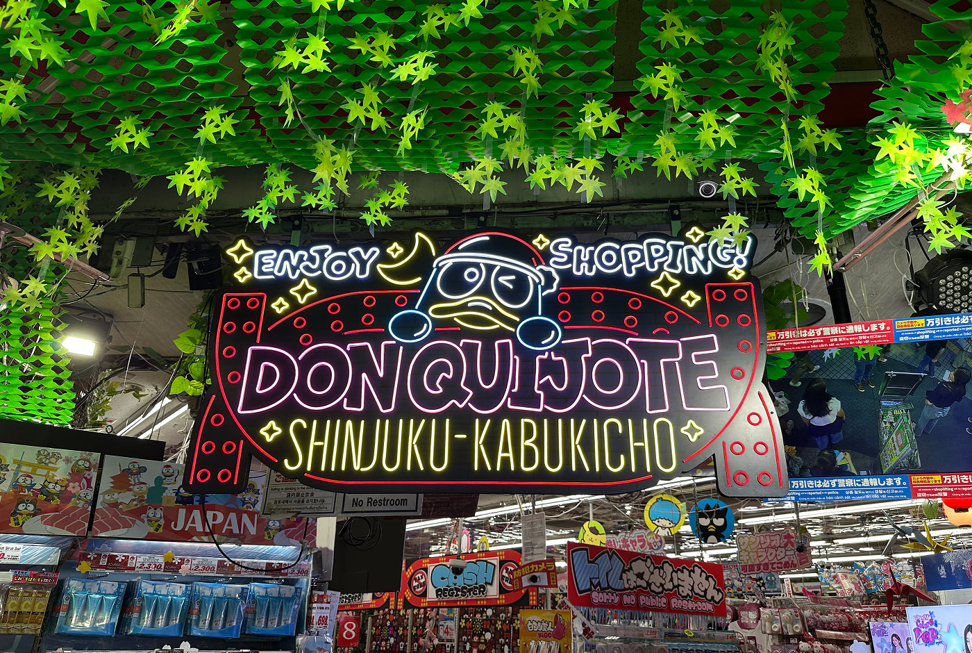 Neonskylt ovanför ingång till butik. texten lyder "Don Quijote Shinjuku-Kabukicho".