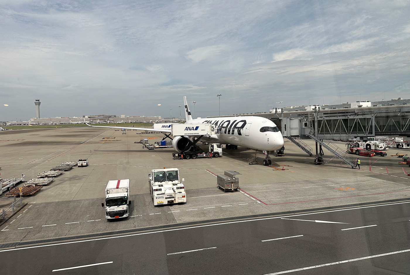Flygplan från Finnair på en landningsbana. Himlen är ljus och disig.