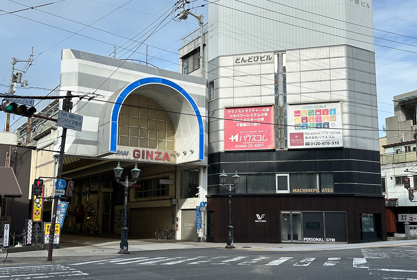 Korsning med ingång till en shoppingarkad. Skylten ovan arkaden lyder "Ginza"