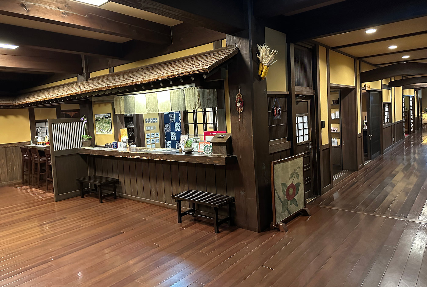 Reception på ett traditionellt ryokan. Golvet är brunt och väggarna ljusgula.