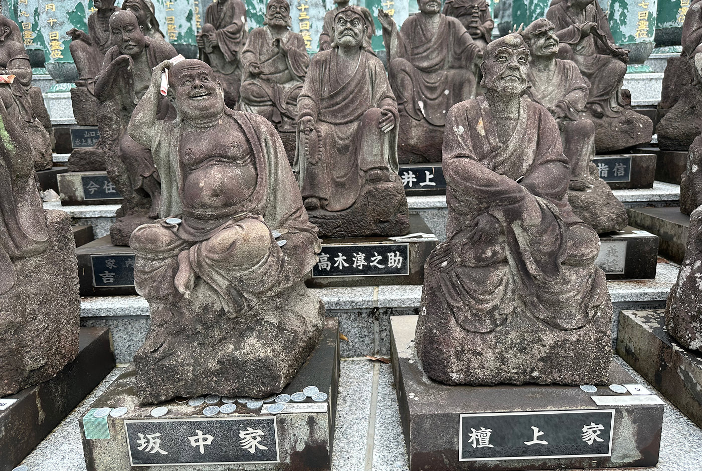 Detaljerade och humoristiska stenfigurer av buddhistiska munkar. Alla har unika ansikten med olika minspel.