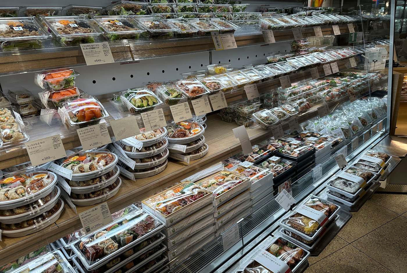 En stor kyldisk med många små och stora förpackningar med färdig mat.