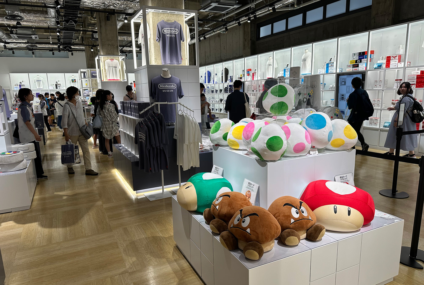 En stor och ljus butik fylld med hyllor och montrar där man kan köpa tröjor, kramdjur, kaffekoppar och pennor med koppling till Nintendos spel.
