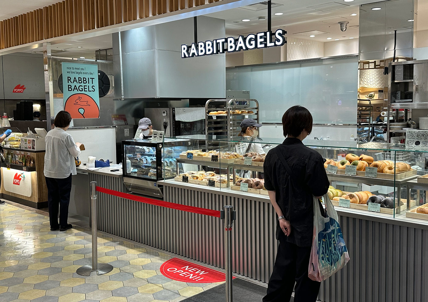 Disken vid en matbutik som säljer munkar och mackor. En skylt hänger från taket och lyder "Rabbit Bagles".
