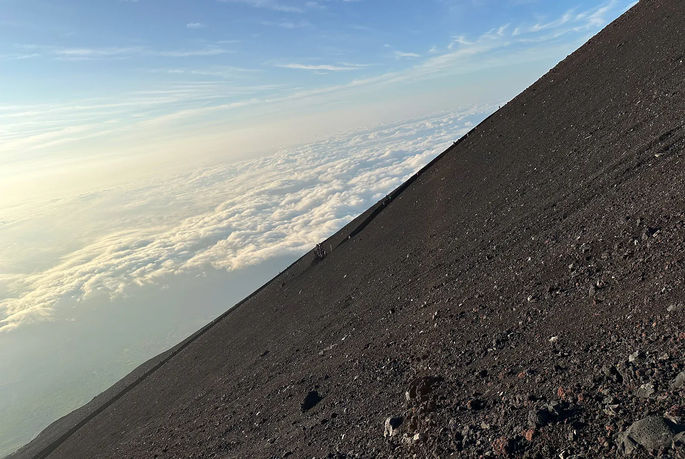 Väldigt brant backe på ett berg bestående av mörk vulkansten.